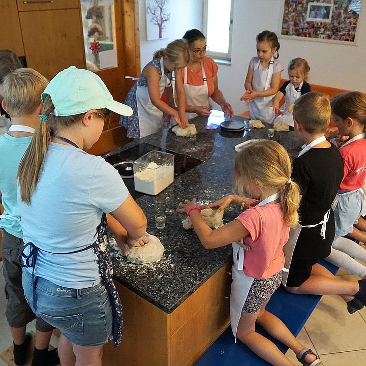 Kinder beim Teig kneten