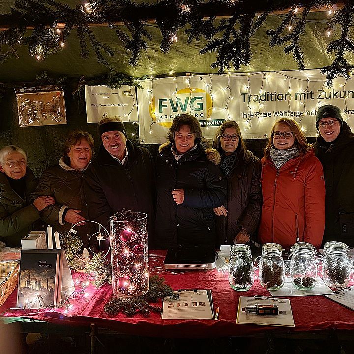Vertreter der FWG Kranzberg am Christkindlmarkt-Stand